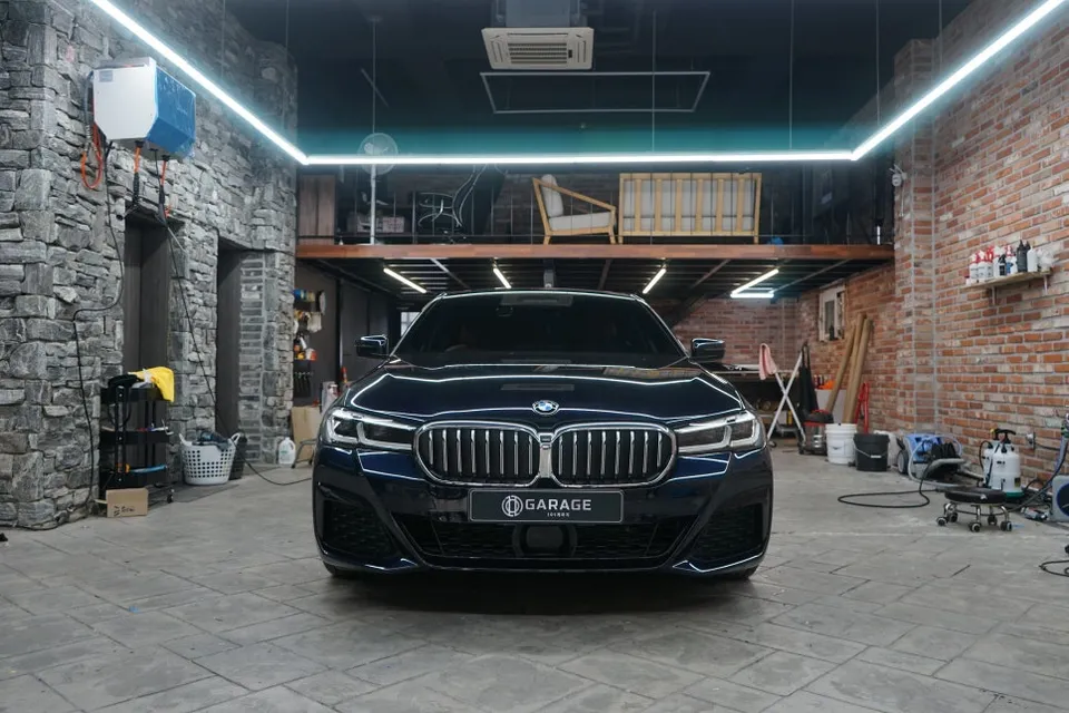 BMW 5 Series G30のカーラッピング事例|費用目安・仕上がり 施工写真 1-1