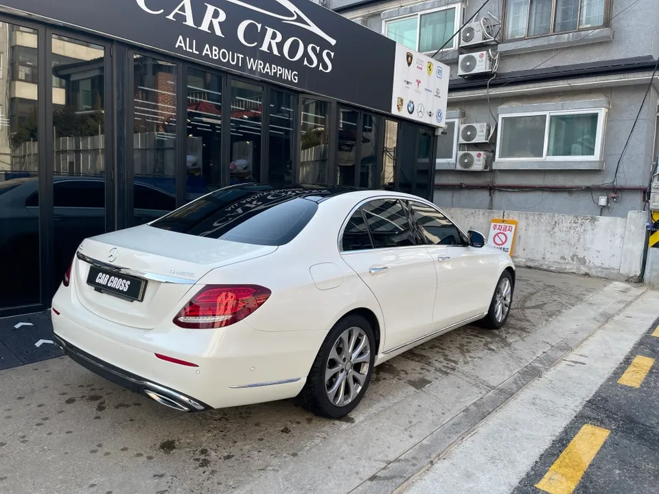 Mercedes-Benz E300のカーラッピング事例｜費用目安・仕上がり 施工写真 1-2
