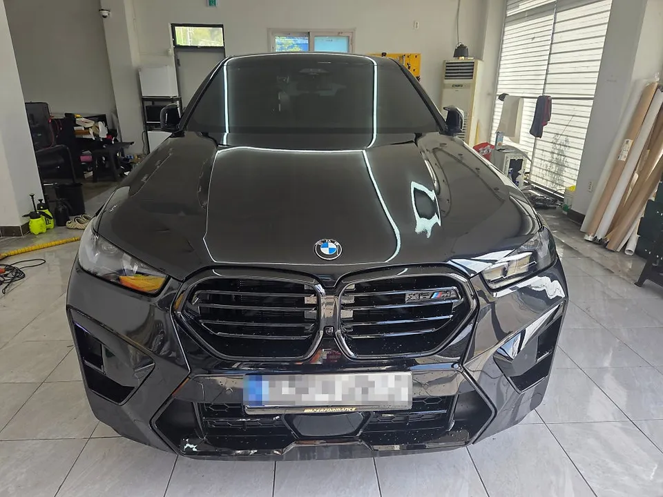 BMW X6のカーラッピング事例|サテンブラックで高級感アップ 施工写真 1-1