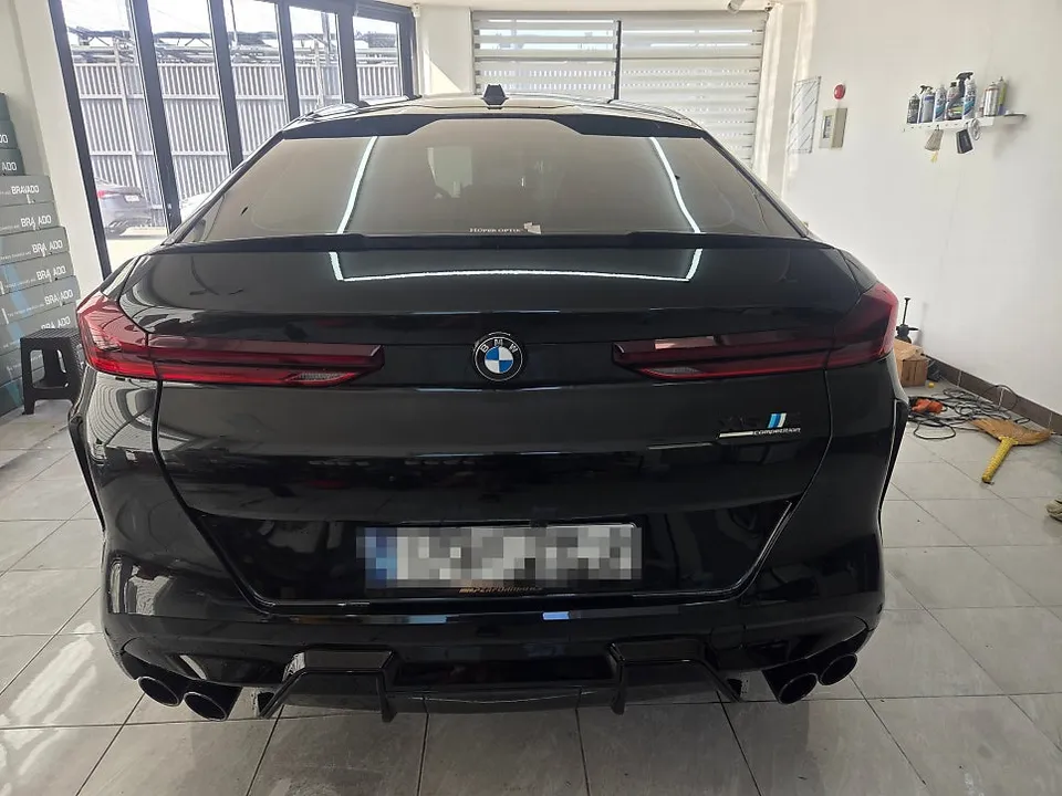 BMW X6のカーラッピング事例|サテンブラックで高級感アップ 施工写真 2-1