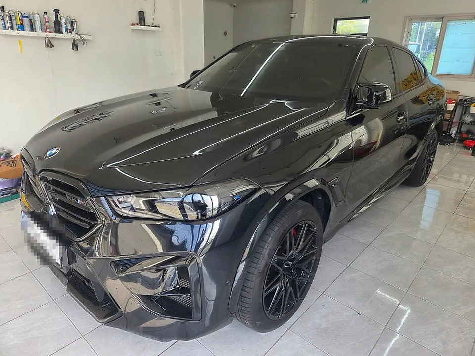 BMW X6のカーラッピング事例|サテンブラックで高級感アップ 施工写真 3-1
