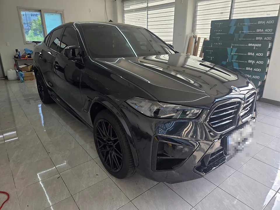 BMW X6のカーラッピング事例|サテンブラックで高級感アップ 施工写真 1-2