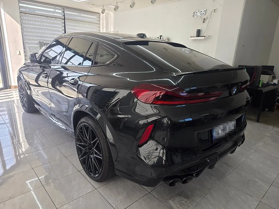 BMW X6のカーラッピング事例|サテンブラックで高級感アップ 施工写真 2-2