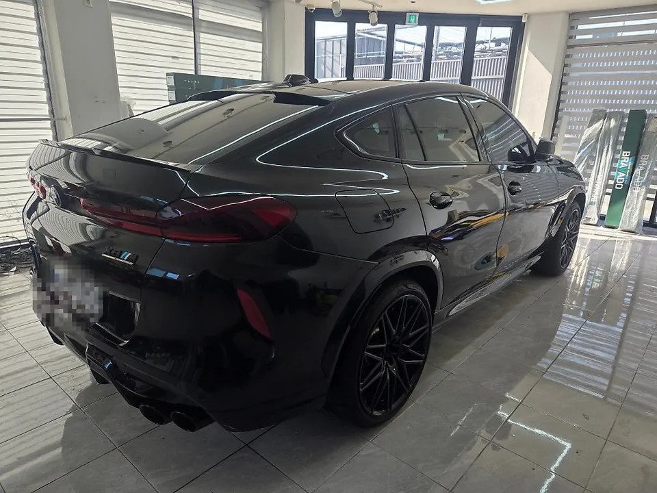 BMW X6のカーラッピング事例|サテンブラックで高級感アップ 施工写真 3-2
