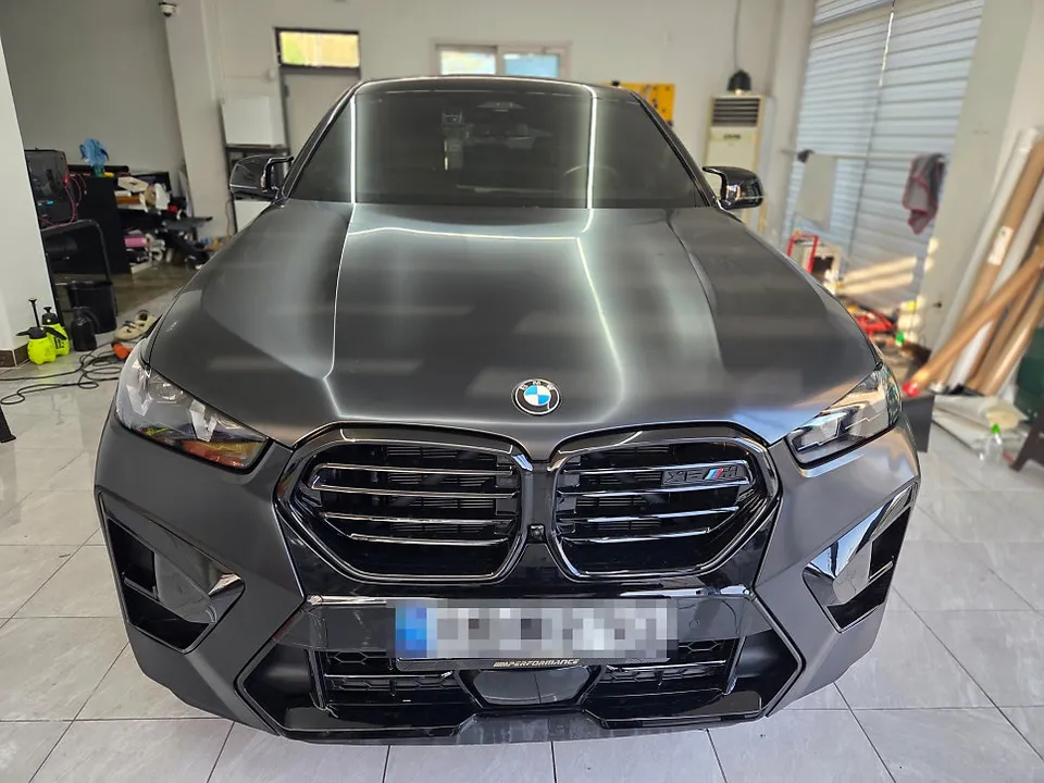 BMW X6のカーラッピング事例|サテンブラックで高級感アップ 施工写真 1-3