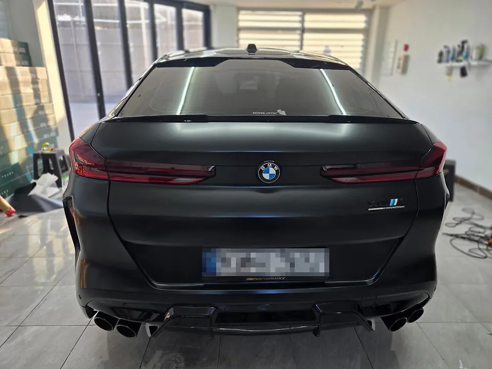 BMW X6のカーラッピング事例|サテンブラックで高級感アップ 施工写真 2-3