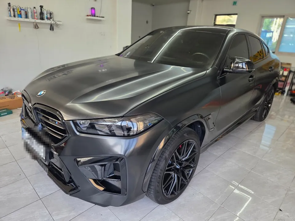 BMW X6のカーラッピング事例|サテンブラックで高級感アップ 施工写真 3-3