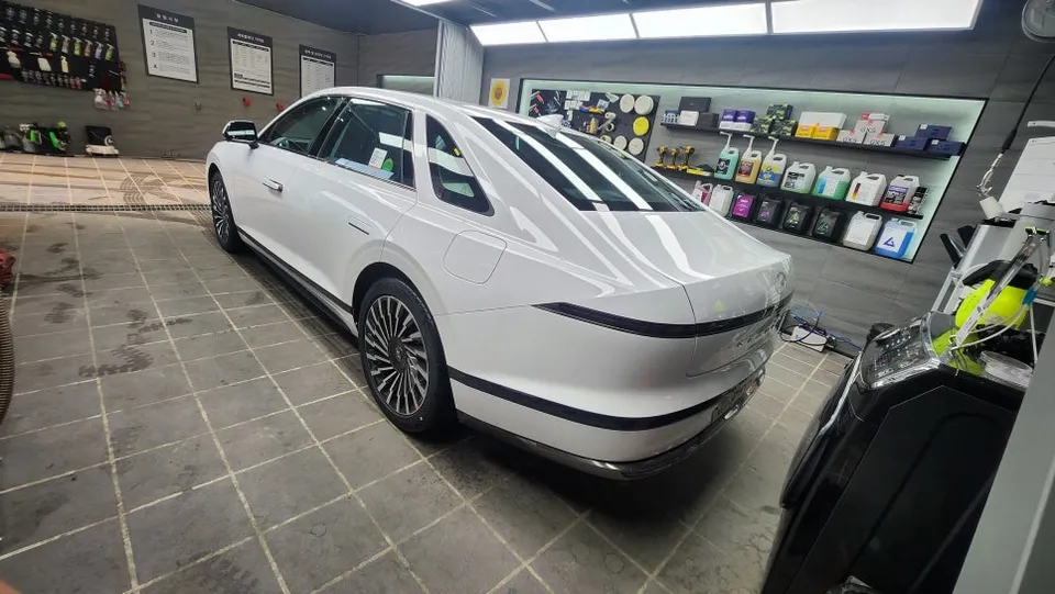 Hyundai Azeraのドラレコ取付事例|費用目安と仕上がり 施工写真 1-2