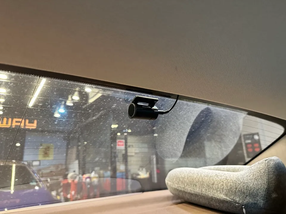 Mercedes-Benz E300 W213のドラレコ取付事例|費用目安・仕上がり 施工写真 1-3