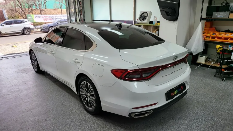 Hyundai Grandeur IG dash cam - Hyundai Grandeur IG Dash Cam Installation Review photo 3