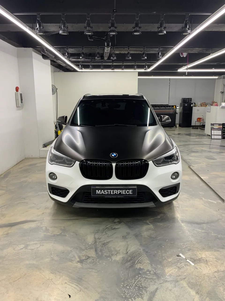 BMW X1のカーラッピング事例|半艶ホワイトのツートン施工 施工写真 3-1