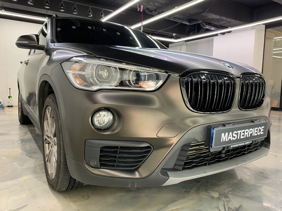 BMW X1のカーラッピング事例|半艶ホワイトのツートン施工 施工写真 4-1