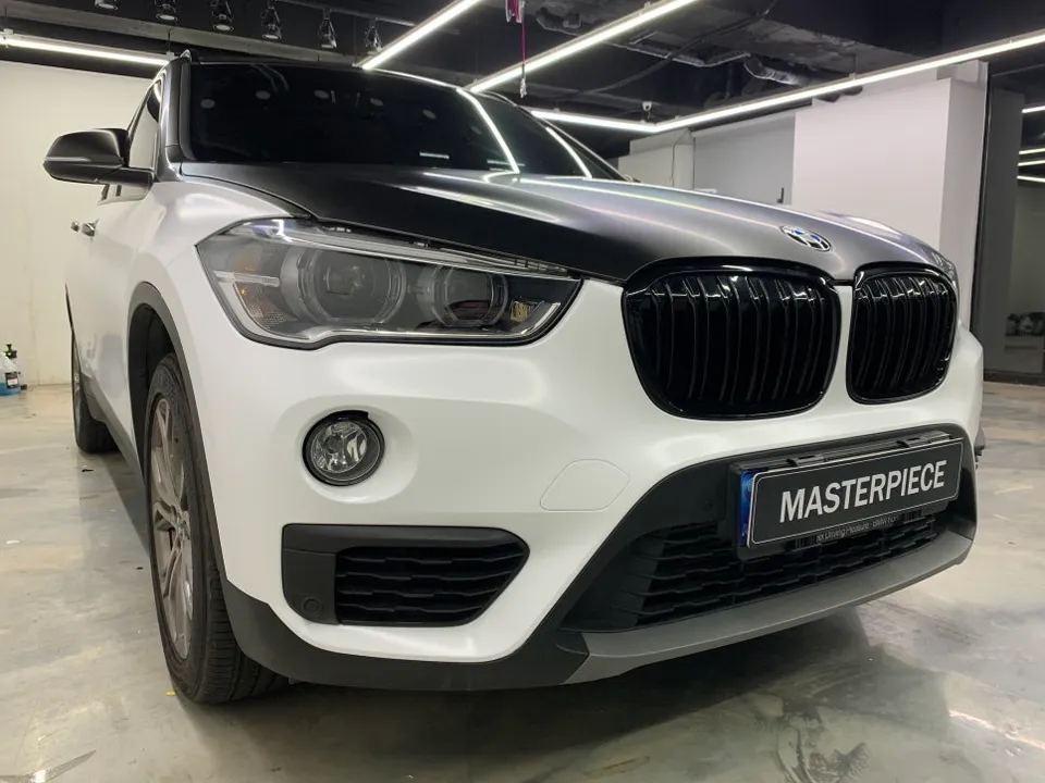 BMW X1のカーラッピング事例|半艶ホワイトのツートン施工 施工写真 1-2