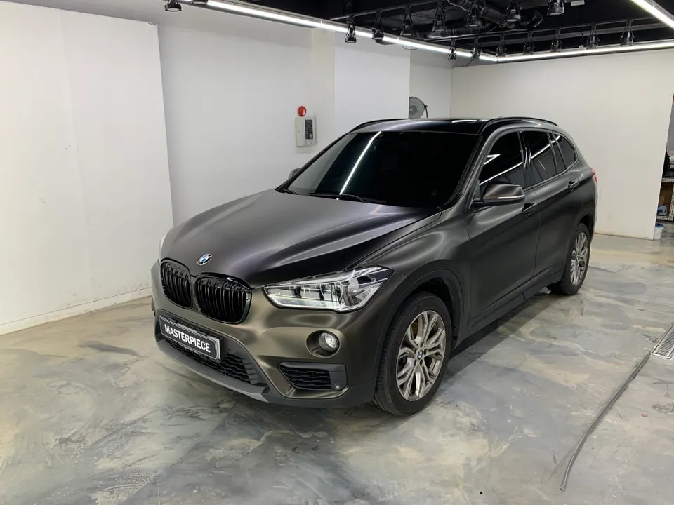 BMW X1のカーラッピング事例|半艶ホワイトのツートン施工 施工写真 2-2