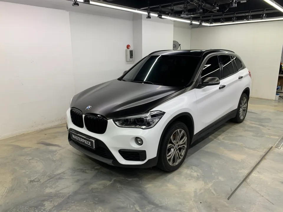 BMW X1のカーラッピング事例|半艶ホワイトのツートン施工 施工写真 3-2