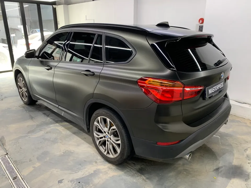 BMW X1のカーラッピング事例|半艶ホワイトのツートン施工 施工写真 4-2