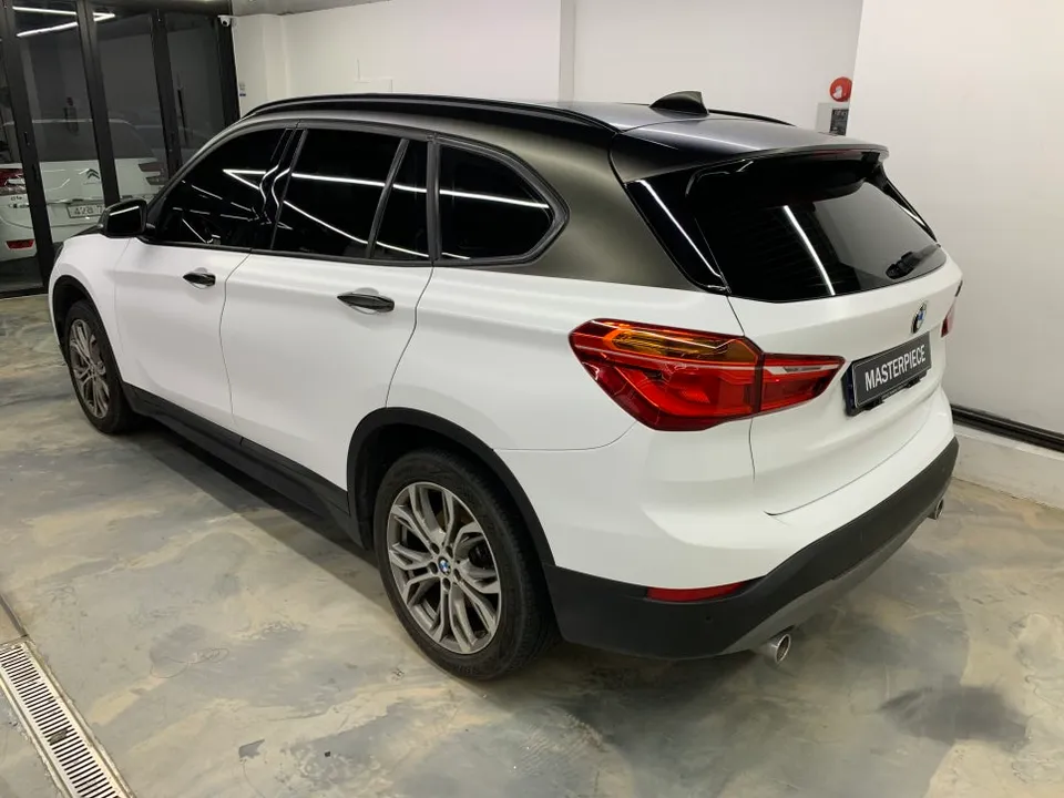 BMW X1のカーラッピング事例|半艶ホワイトのツートン施工 施工写真 1-3
