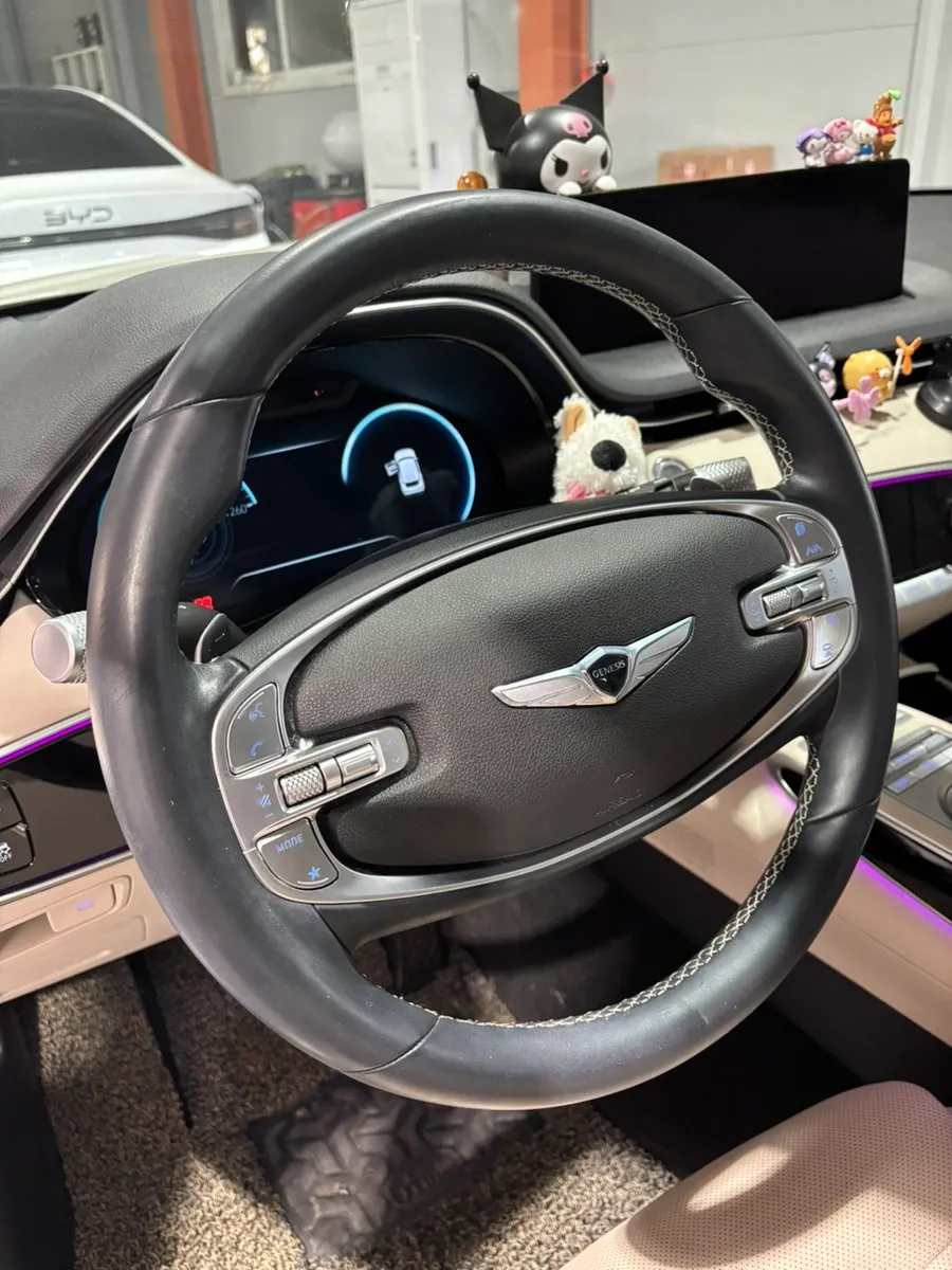 Genesis GV70 steering wheel - Genesis GV70 Steering Wheel Customization Review: Vanilla Beige U photo 3