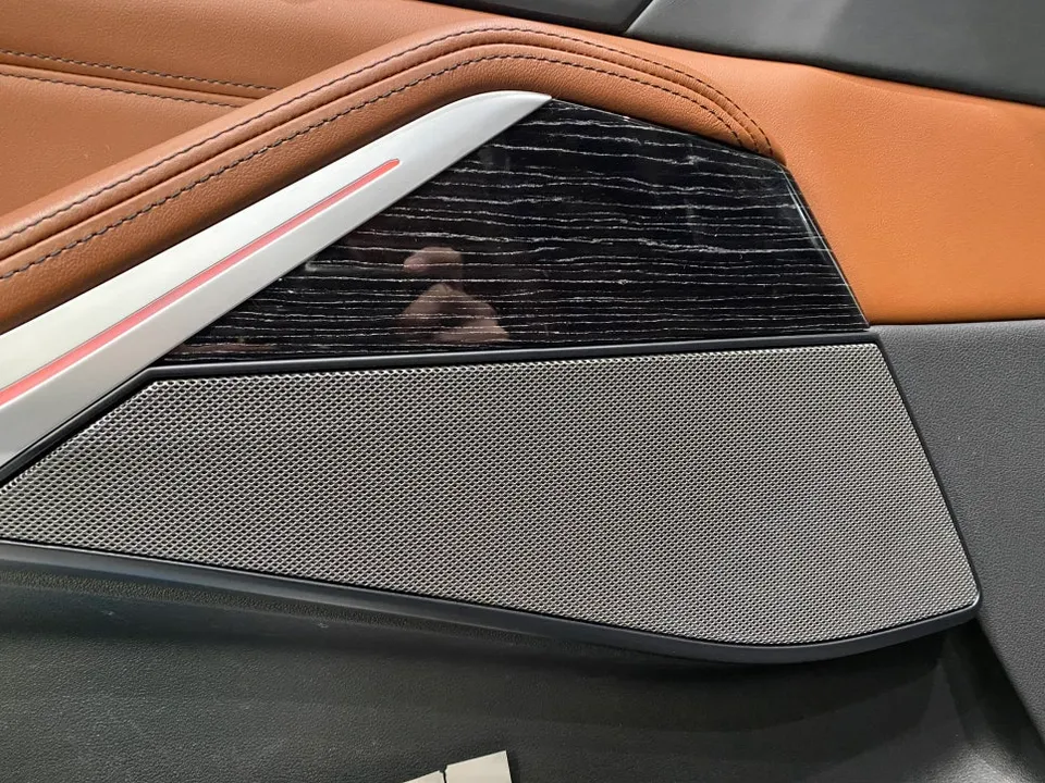 BMW X7 ambient lighting - BMW X7 Ambient Lighting Upgrade: Enhanced Audio & Style photo 3