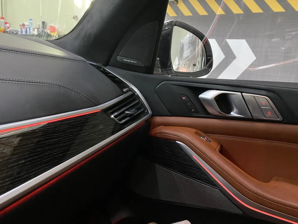 BMW X7 ambient lighting - BMW X7 Ambient Lighting Upgrade: Enhanced Audio & Style photo 4