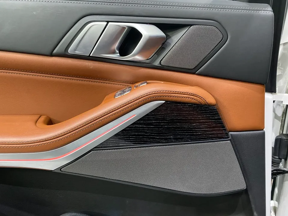 BMW X7 ambient lighting - BMW X7 Ambient Lighting Upgrade: Enhanced Audio & Style photo 6