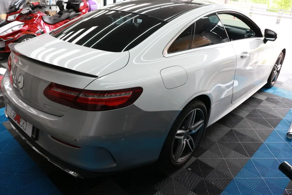 Mercedes-Benz Eクラスクーペのカーラッピング事例｜費用目安・仕上がり 施工写真 2-1