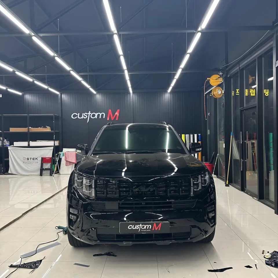 Kia Mohaveのカーラッピング事例|クロームパーツの黒化 施工写真 1-2