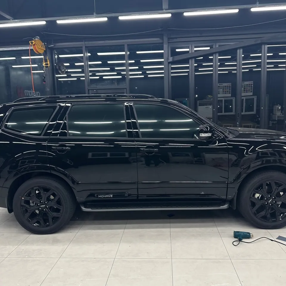 Kia Mohaveのカーラッピング事例|クロームパーツの黒化 施工写真 3-2