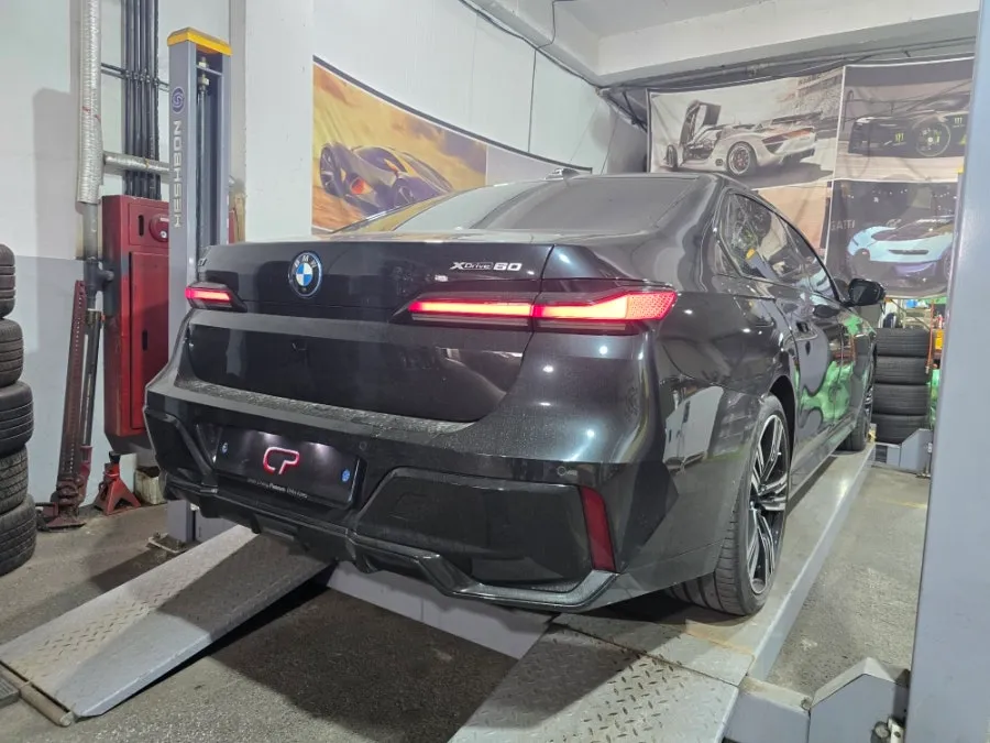 BMW i7のホイールリペア・塗装事例 施工写真 1-1
