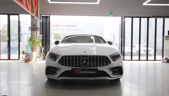 Mercedes-Benz CLS C257 interior customization - Mercedes-Benz CLS Interior Customization: Red Seatbelt Upgrade photo 2