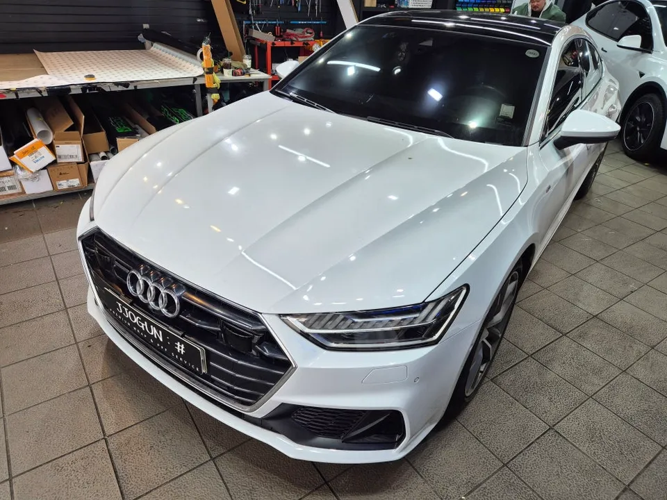 Audi A7のカーラッピング事例｜クロームメッキのブラックアウト化 施工写真 1-1