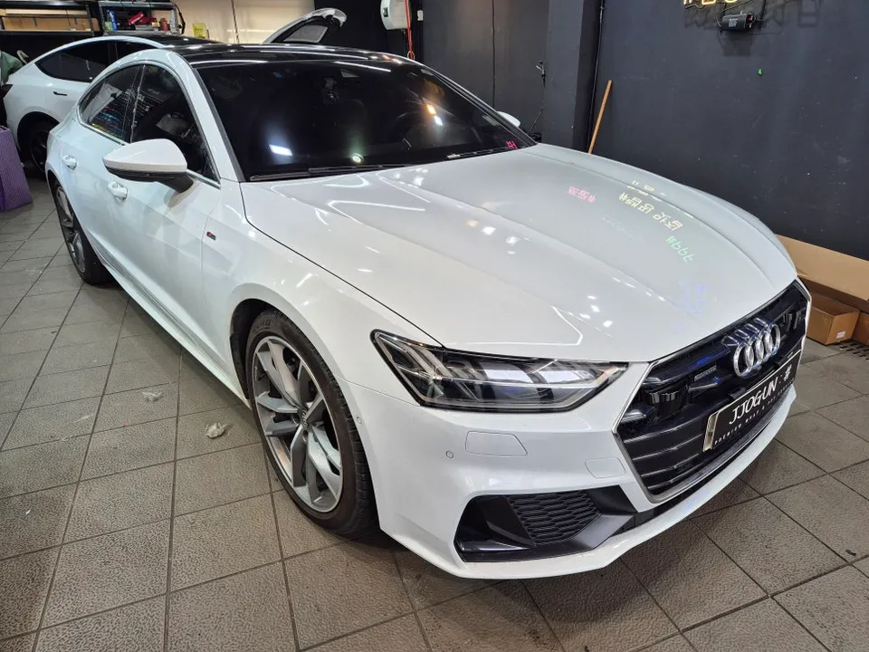 Audi A7のカーラッピング事例｜クロームメッキのブラックアウト化 施工写真 2-1