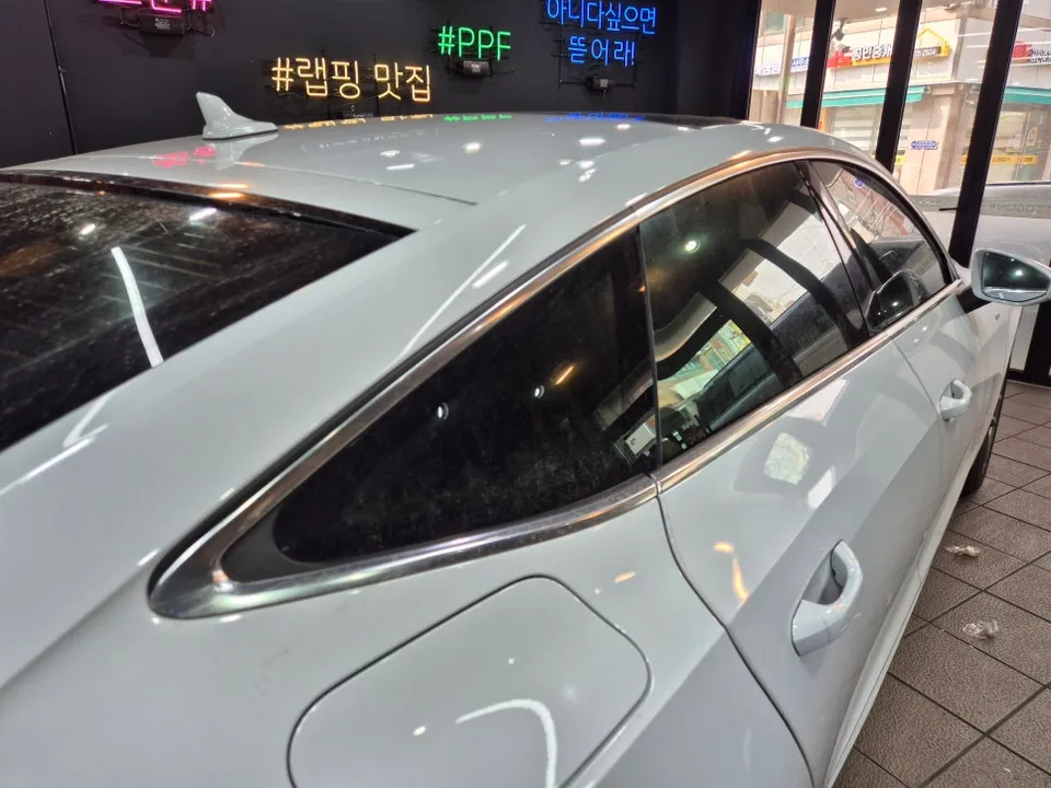 Audi A7のカーラッピング事例｜クロームメッキのブラックアウト化 施工写真 3-1