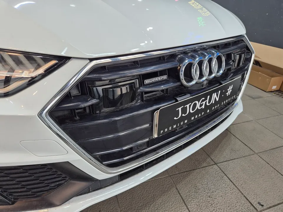 Audi A7のカーラッピング事例｜クロームメッキのブラックアウト化 施工写真 1-2
