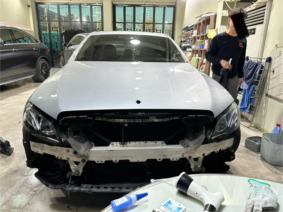Mercedes-Benz Eクラスのカーラッピング事例:サテンホワイトパール 施工写真 1-1