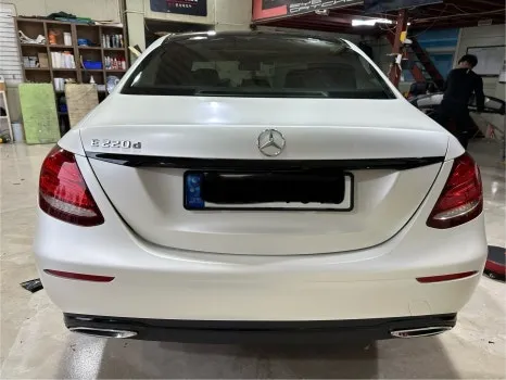 Mercedes-Benz Eクラスのカーラッピング事例:サテンホワイトパール 施工写真 2-1