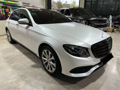 Mercedes-Benz Eクラスのカーラッピング事例:サテンホワイトパール 施工写真 3-1