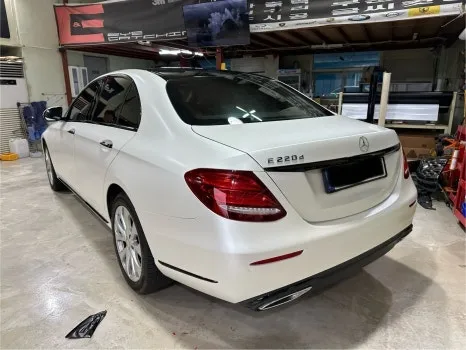 Mercedes-Benz Eクラスのカーラッピング事例:サテンホワイトパール 施工写真 3-2