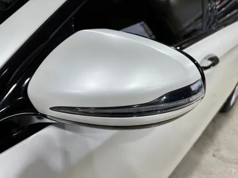 Mercedes-Benz Eクラスのカーラッピング事例:サテンホワイトパール 施工写真 3-3