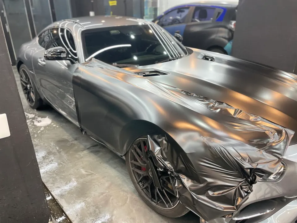 Mercedes-Benz AMG GTのカーラッピング事例|サテンブラックの高級感 施工写真 3-3