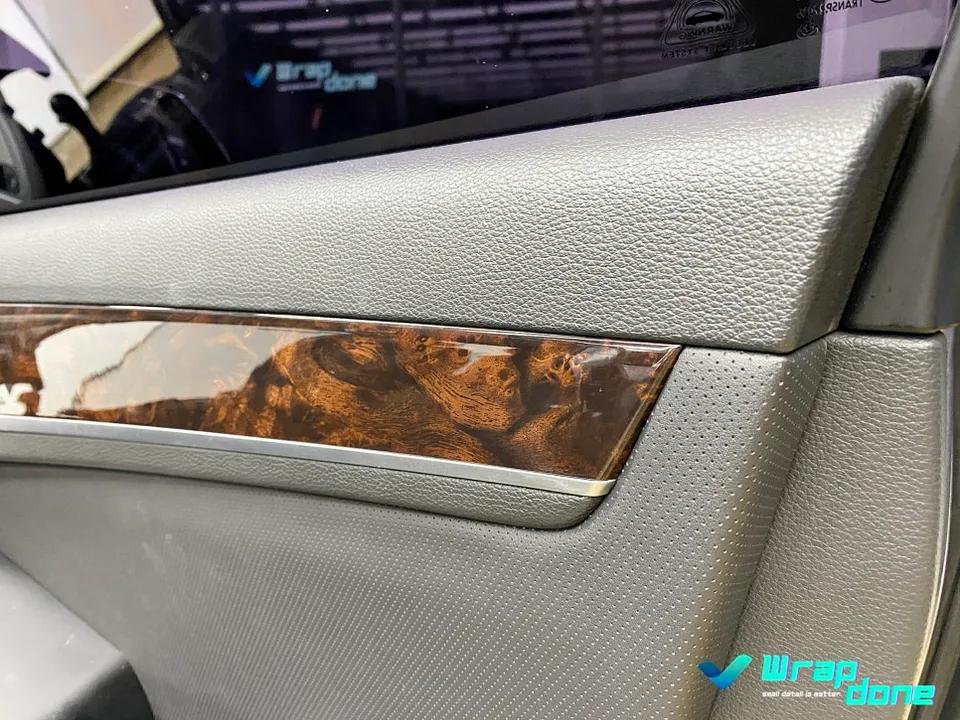 Genesis DHのカーラッピング事例｜内装ウッドパネルの高級感アップ 施工写真 2-2