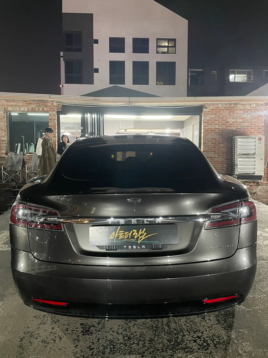 Tesla Model Sのカーラッピング事例|高級感あふれる仕上がり 施工写真 1-2