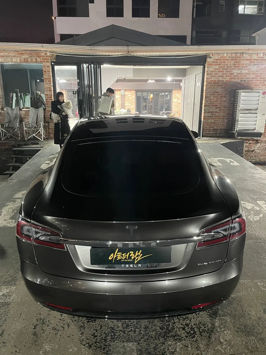 Tesla Model Sのカーラッピング事例|高級感あふれる仕上がり 施工写真 2-2