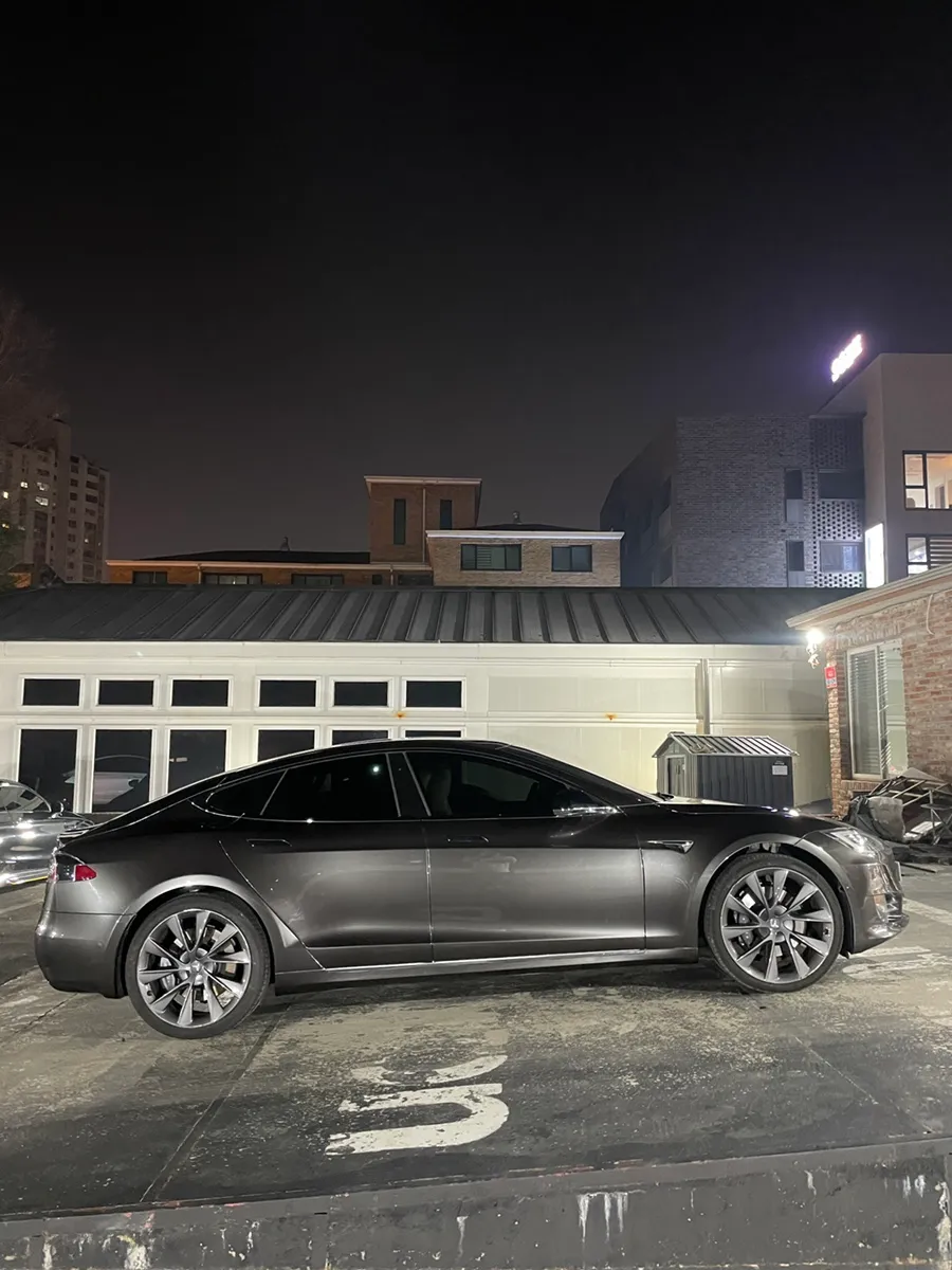 Tesla Model Sのカーラッピング事例|高級感あふれる仕上がり 施工写真 3-2