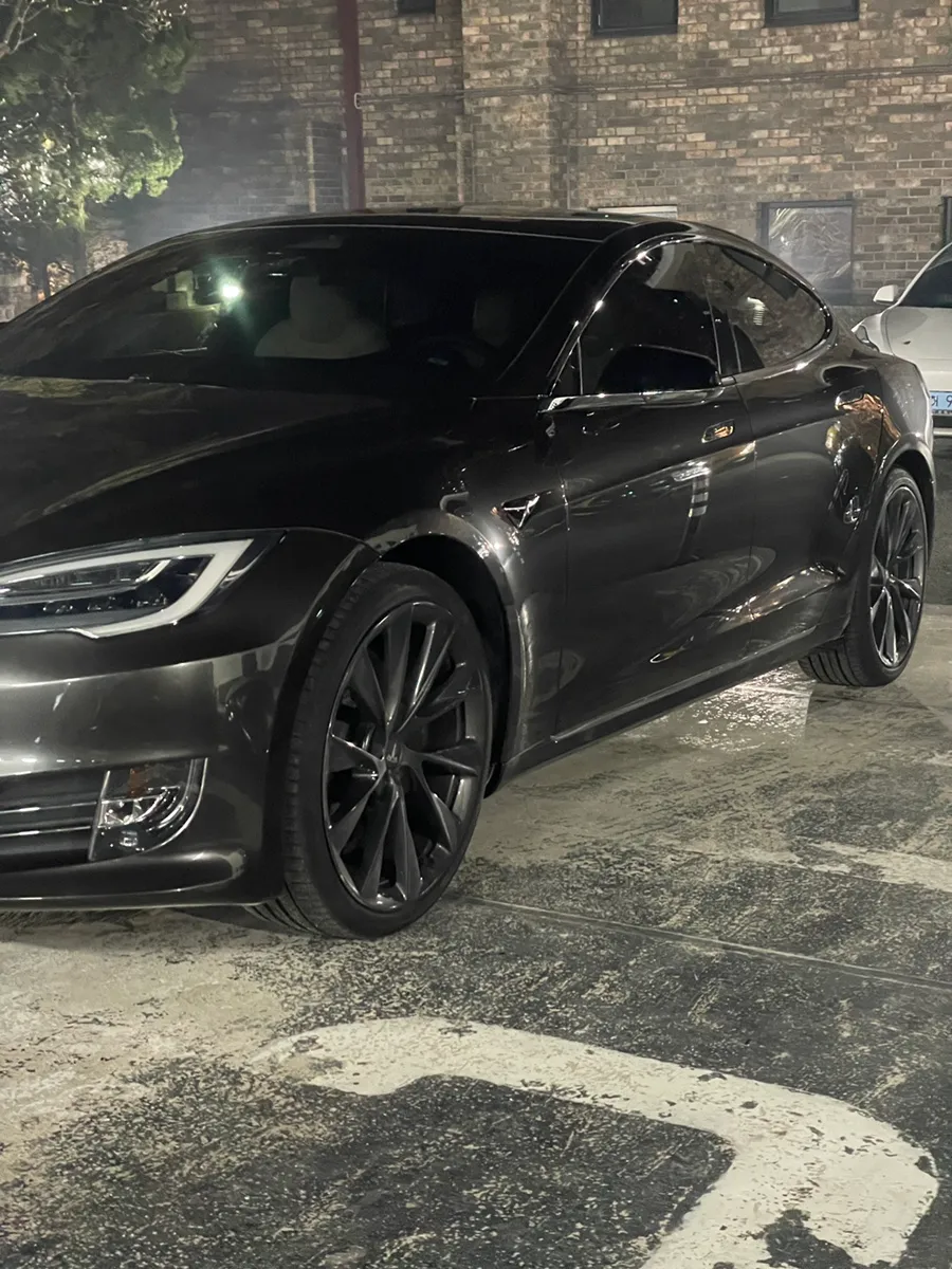 Tesla Model Sのカーラッピング事例|高級感あふれる仕上がり 施工写真 4-2