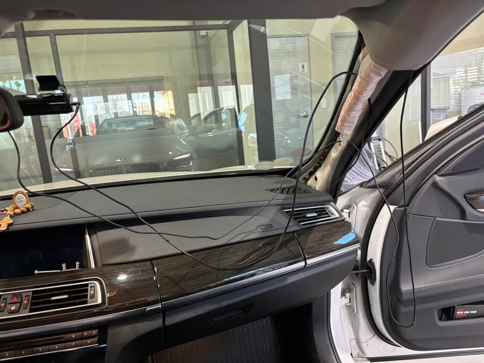 BMW 7 Seriesのドライブレコーダー取付事例 施工写真 3-1