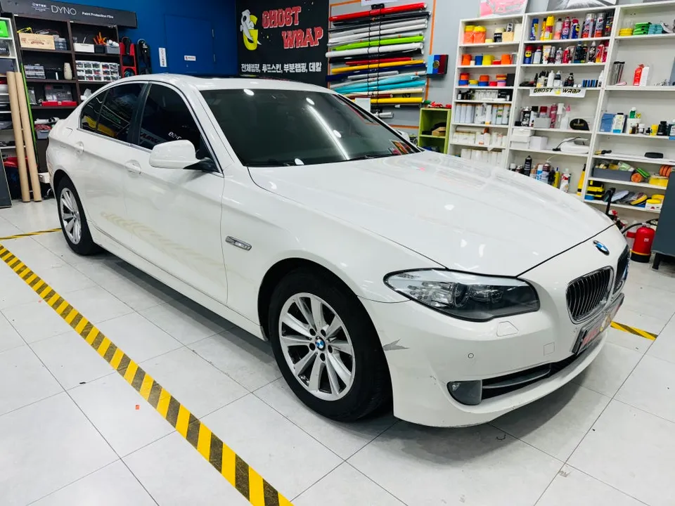 BMW 5 Seriesのカーラッピング事例|サテンブラックの高級感 施工写真 3-1