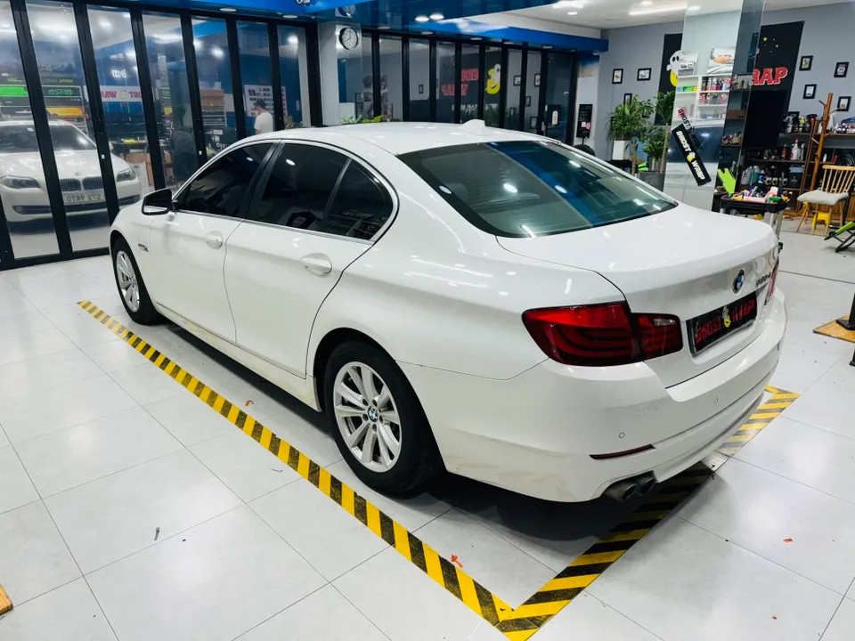 BMW 5 Seriesのカーラッピング事例|サテンブラックの高級感 施工写真 1-2