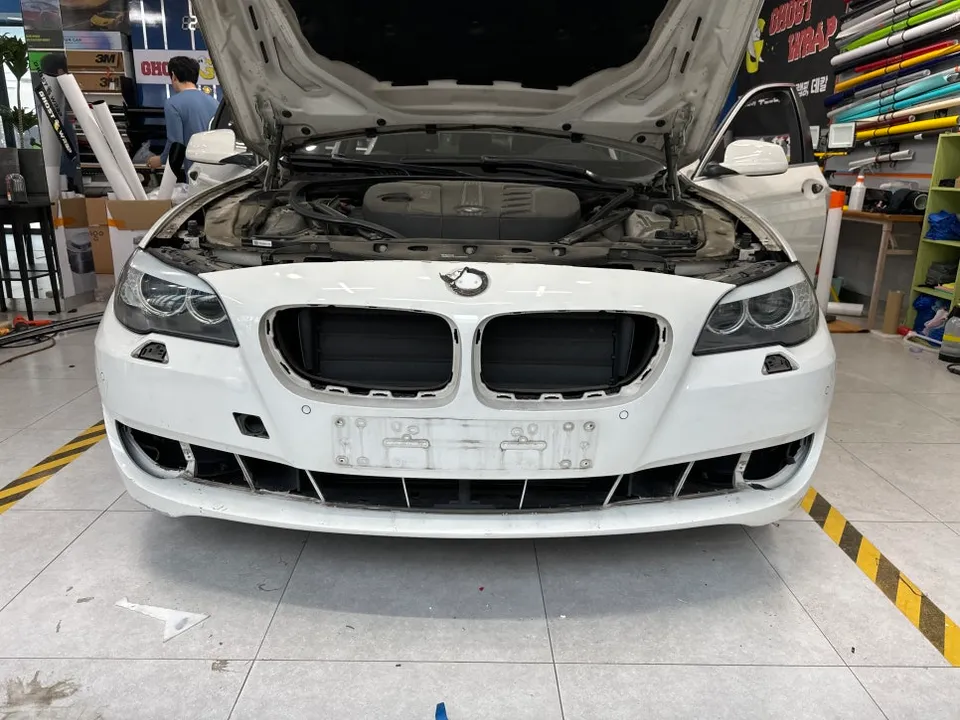 BMW 5 Seriesのカーラッピング事例|サテンブラックの高級感 施工写真 1-3