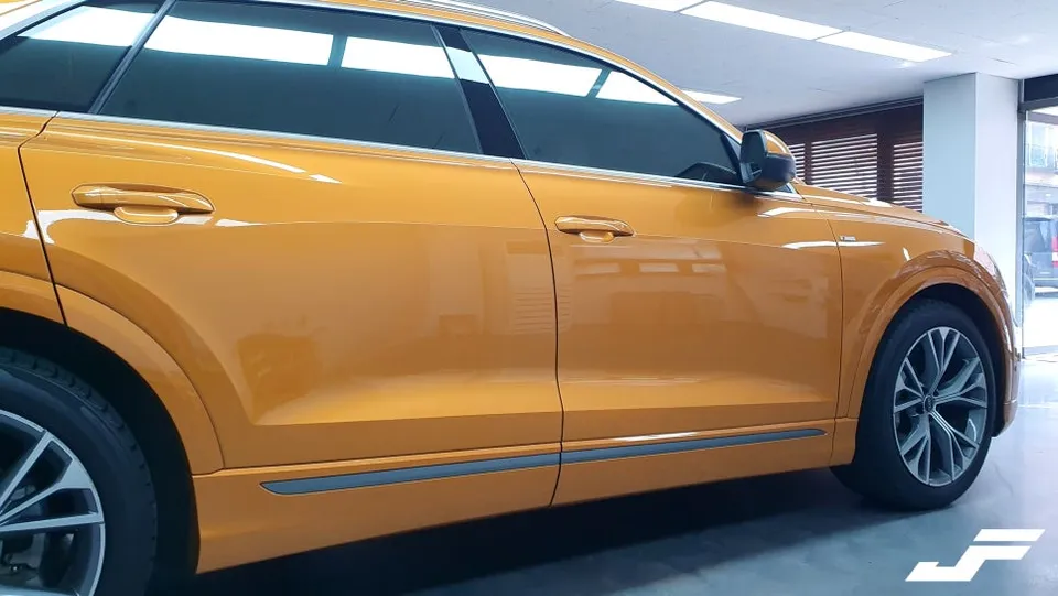 Audi Q8のカーラッピング事例｜クローム除去で激変 施工写真 3-1